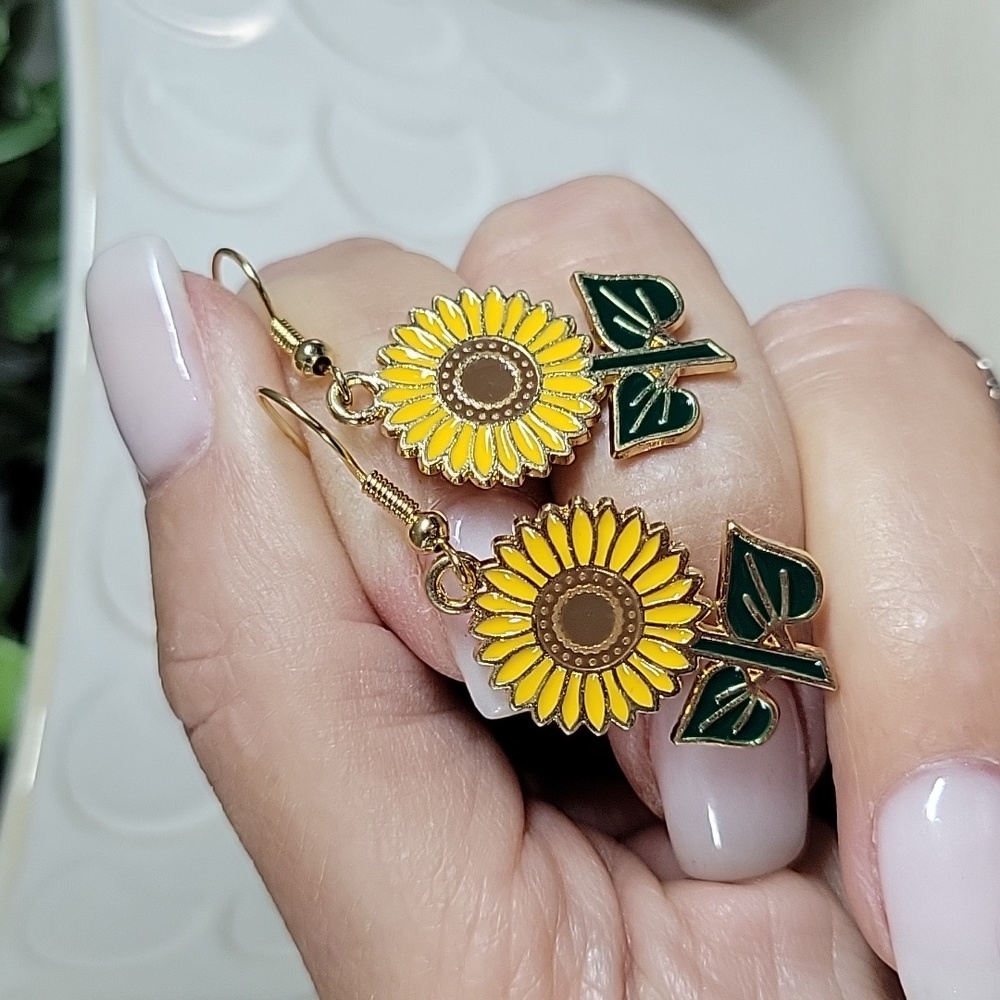 🐰 Sunflower Drop Earrings - Picture 4 of 4